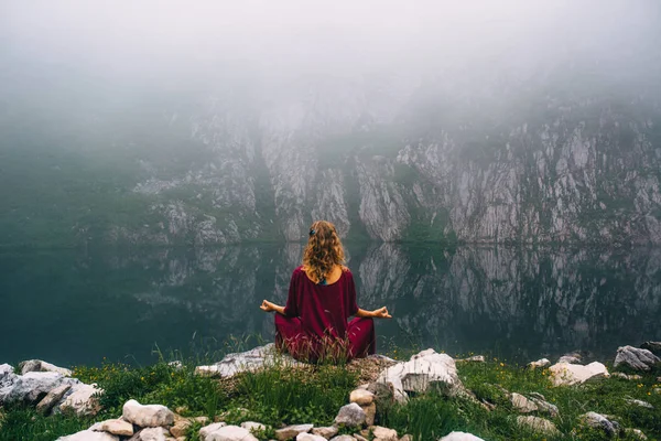 Gölde meditasyon.