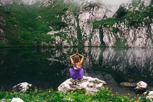 Meditación en el lago — Foto de Stock