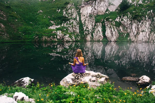 Gölde meditasyon.