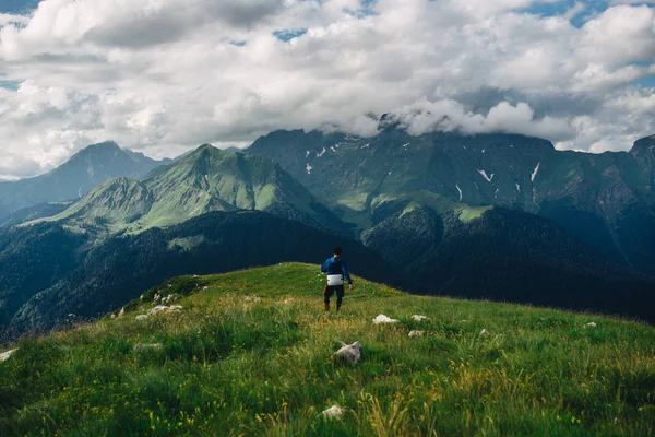 Fernsicht Eines Männlichen Reisenden Der Tagsüber Auf Einem Berggipfel Steht — Stockfoto