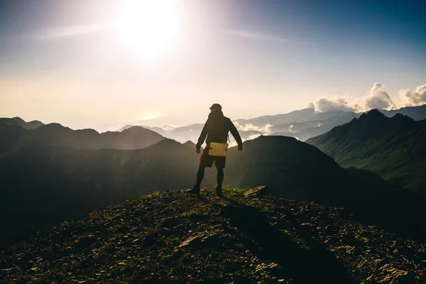 Вид Сзади Человека Стоящего Вершине Горы Смотрящего Закат — стоковое фото