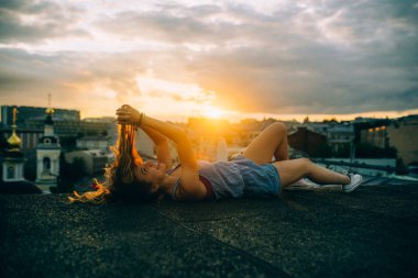 Çatıda güneş akşam