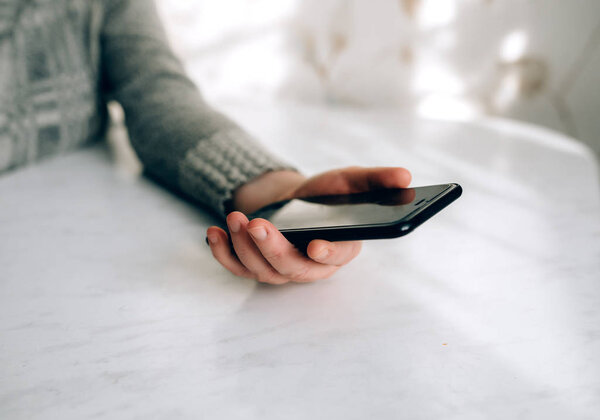 Смартфон в руке
