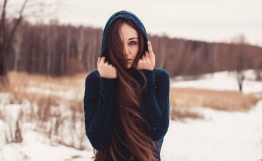 Onu soğuk kış portresi