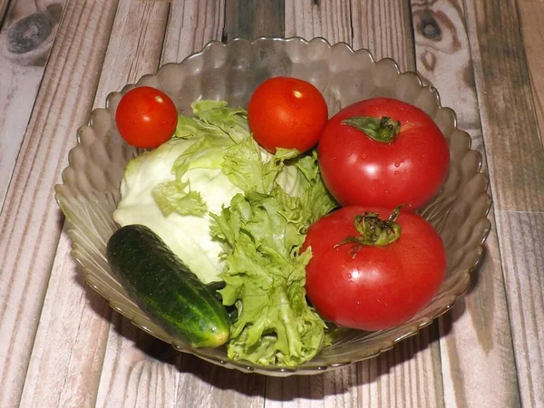 放在木制桌子上的玻璃器皿里的新鲜蔬菜沙拉 — 图库照片