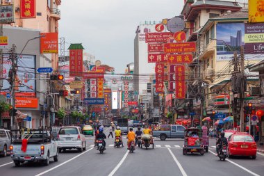 Otomobil ve Yaowarat road, China town ana cadde üzerinde dükkan