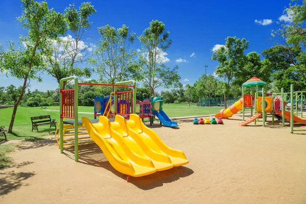 Parque infantil en el parque — Foto de Stock