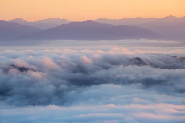 Berg und Nebel am Morgen — Stockfoto