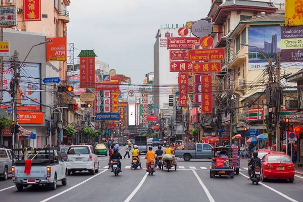 Otomobil ve Yaowarat road, China town ana cadde üzerinde dükkan