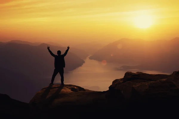 Tepenin üst ulaşan insanlar