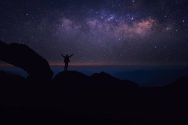 kişi tepe üzerinde duruyor