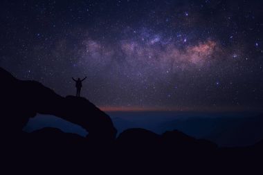 kişi tepe üzerinde duruyor
