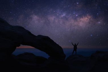 kişi tepe üzerinde duruyor