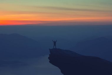 Tepenin üst ulaşan insanlar