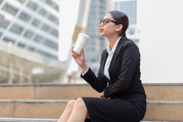 Business woman sitting coffee. — Stock Photo, Image