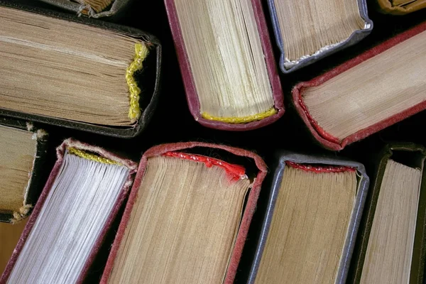 Livros antigos e usados hardback — Fotografia de Stock