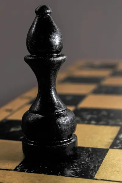 Šachové figurky na Board.Black slon — Stock fotografie