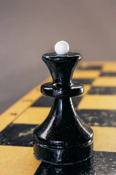 Černá královna na šachovnici — Stock fotografie