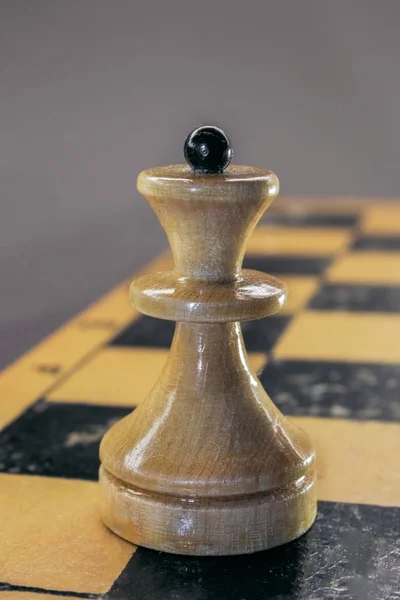 Bílá královna na šachovnici — Stock fotografie