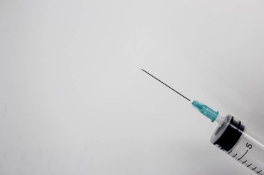 Tıbbi şırınganın uyuşturucuyla yakın çekimi