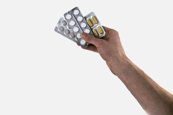 El tıbbi ilaçlar - beyaz hap dolu gümüş broşür ortak tutarak şekli, beyaz zemin üzerine izole tabletleri — Stok fotoğraf