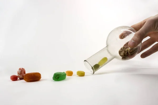 Dulces de caramelo de color en jarrón de vidrio, imagen aislada sobre un fondo blanco — Foto de Stock