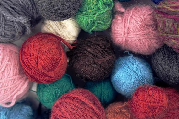 Ensemble de boules de laine colorées . — Photo