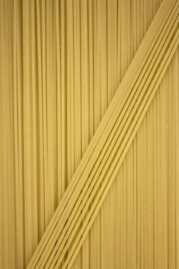 İnce makarna satırları düzenlenmiştir. Sarı İtalyan makarna. Uzun spagetti. . İnce spagetti. Gıda arka plan kavramı.