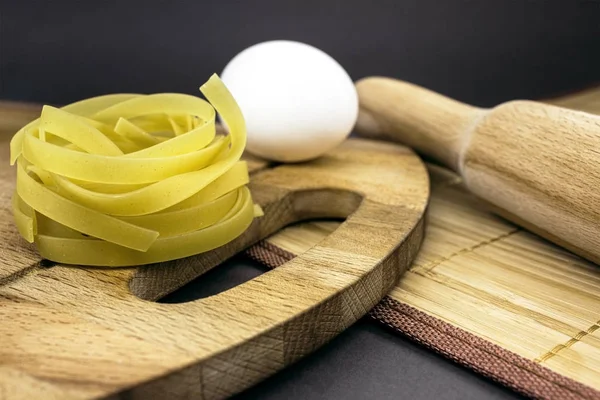 Pasta casera cruda e ingredientes para pasta —  Fotos de Stock