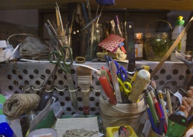 Sanatçı stüdyosu, suluboya boyalar, fırçalar ve skeçler, palet ve boyama araçları Mess.