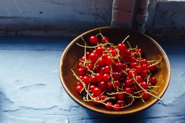 Frenk üzümü bir plaka üzerinde mavi pencere