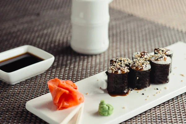 Традиционные свежие японские суши на белой тарелке — стоковое фото