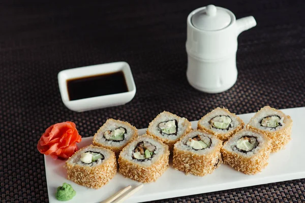 Sushi japonês em uma placa branca — Fotografia de Stock