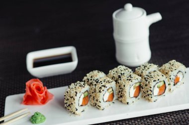 Beyaz bir tabağa geleneksel taze Japon suşi rulo