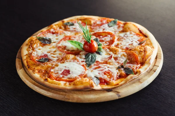 İtalyan Pizza yönetim kurulu karanlık tablo