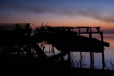 Tekne istasyonunda sıcak gün batımı