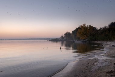 Göl kıyısında sıcak gün batımı