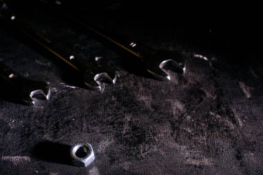 İngiliz anahtarı, cıvata, ceviz siyah arka planda izole