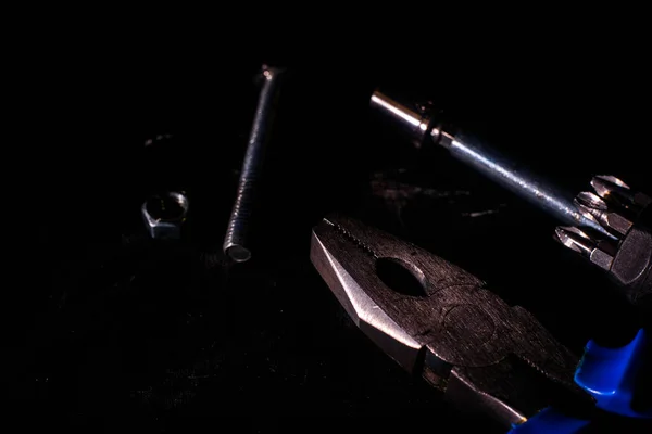Кулі Синьою Ручкою Чорному Тлі Пряжки Чорному Закрити Металеві Плоскогубці — стокове фото