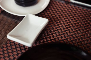 Kahverengi arka planda suşi için tabak.