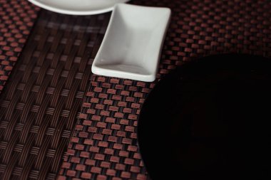 Kahverengi arka planda suşi için tabak.