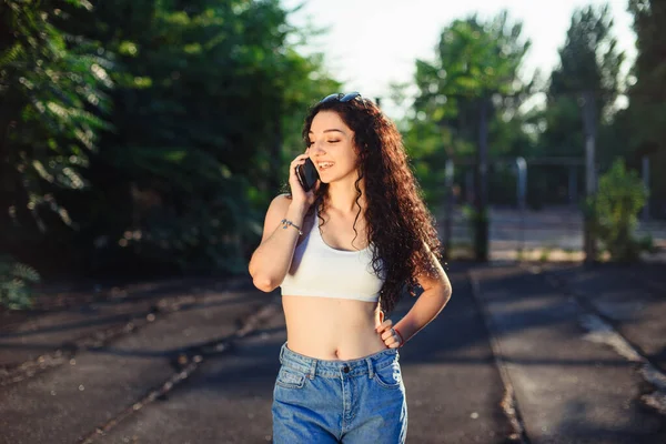 Portrait Brunette Long Curly Hair Who Standing Street White Top — Stock Photo, Image