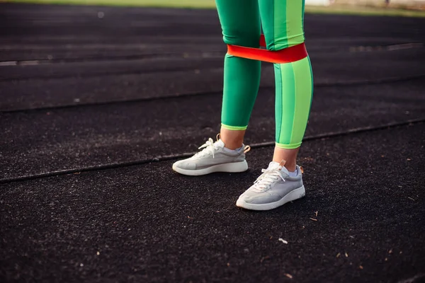 Ноги Девушки Светло Зеленых Леггинсах Розовой Резинкой Тренировок — стоковое фото
