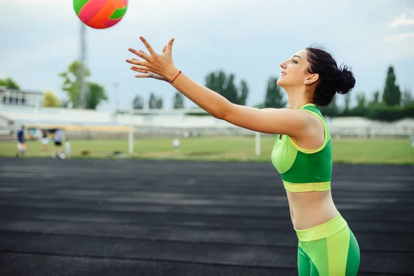 Hermosa Chica Rizada Flexionando Músculos Estadio Calienta Con Pelota Chica —  Fotos de Stock