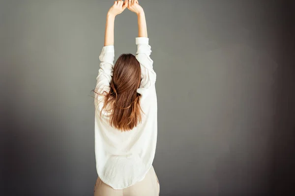 Chica Joven Con Una Camisa Blanca Sobre Fondo Gris Mujer —  Fotos de Stock