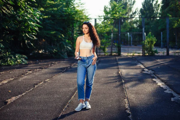 Foto Completa Uma Morena Com Cabelos Longos Encaracolados Que Está — Fotografia de Stock