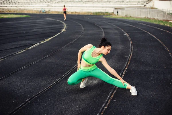 Stadyumda Spor Yapan Kıvırcık Saçlı Esmer Kız Esniyor Isınıyor — Stok fotoğraf