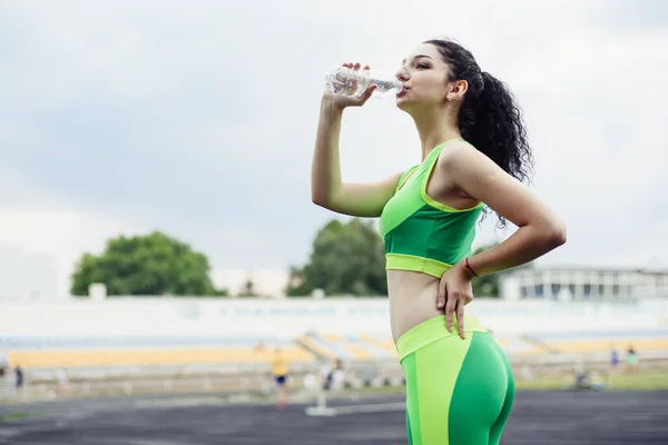 Morena Cabelos Encaracolados Praticando Esportes Estádio Menina Bebe Água Uma — Fotografia de Stock