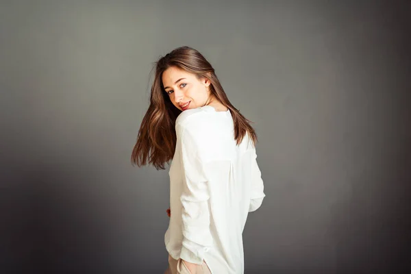 Menina Nova Uma Camisa Branca Fundo Cinza Mulher Francesa Blusa — Fotografia de Stock