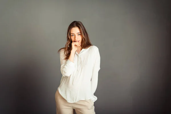 Jeune Fille Chemise Blanche Sur Fond Gris Femme Française Chemisier — Photo